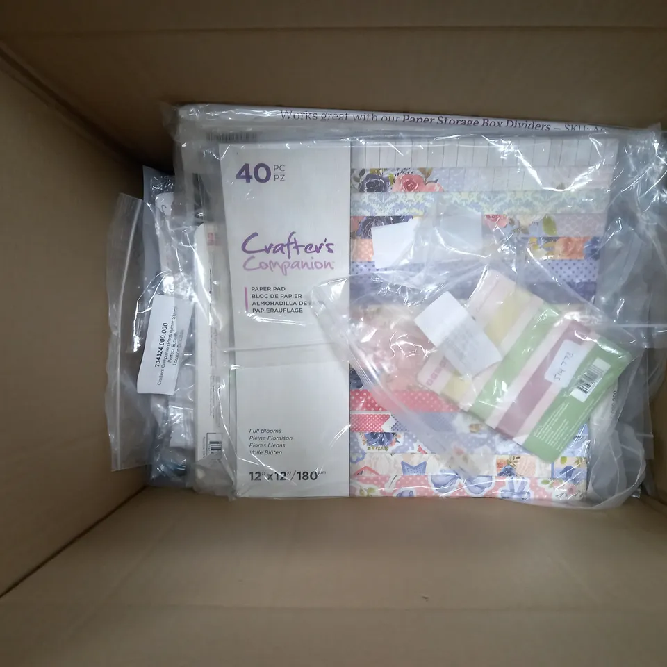 BOX OF APPROX 50 ASSORTED CRAFT ITEMS TO INCLUDE MIDAS BY SPECTRUM NOIR, SPECTRUM NOIR METALLIC TWIN TIP MARKERS, GEMINI STAMP AND DIE, ETC. 