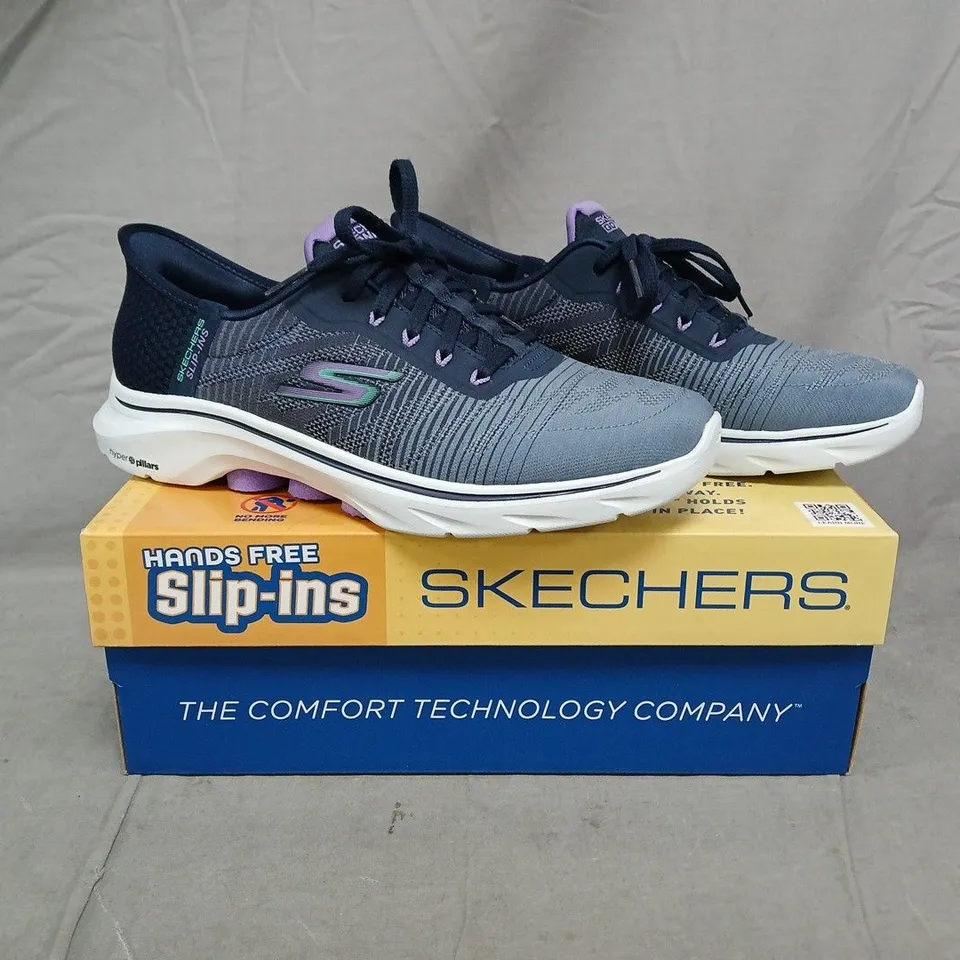 BOXED PAIR OF SKECHERS LACE UP TRAINERS IN NAVY/BLUE GRADIENT SIZE 7