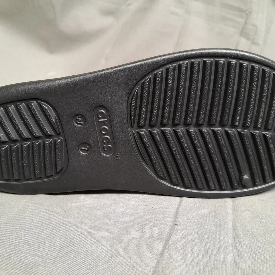 CROCS GETAWAY STRAPPY BLACK SANDALS - UK 5 