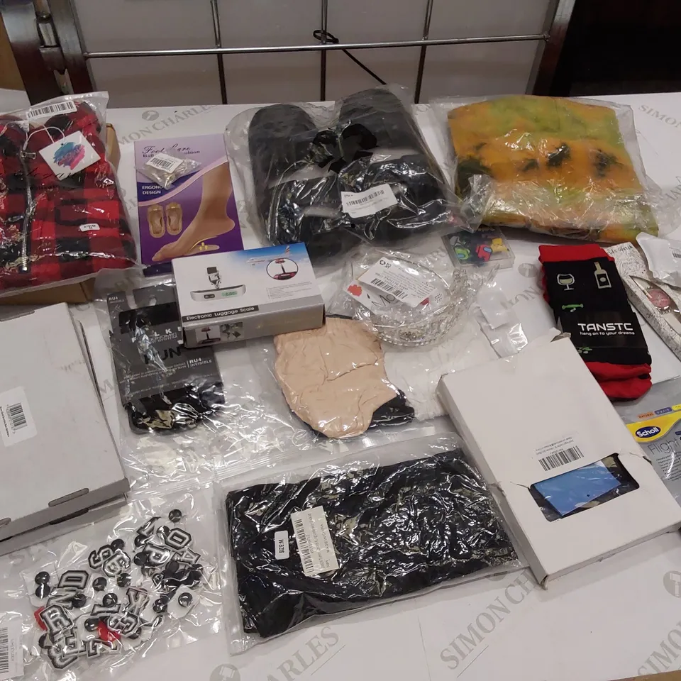 20 BRAND NEW ITEMS TO INCLUDE: ELECTRONIC LUGGAGE SCALE, SANDALS, TANSTC SOCKS, FLIGHT SOCKS