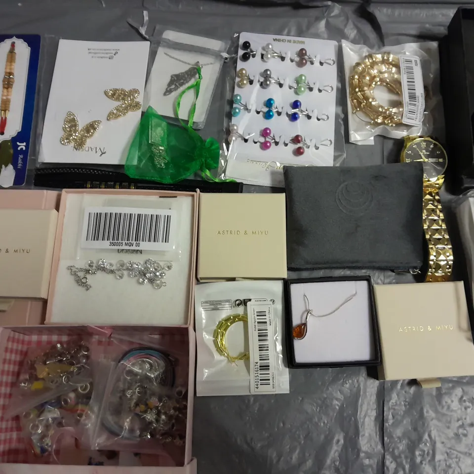 LOT OF ASSORTED JEWELLERY AND WATCH ITEMS TO INCLUDE ASTRID & MIYU, MREURIO AND NADEIN