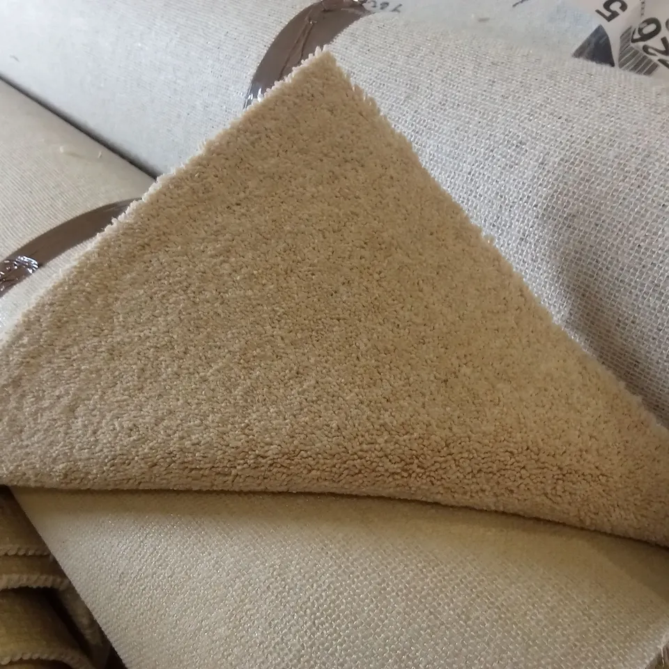ROLL OF QUALITY CRESTA CARPET // APPROX SIZE: 2.49 x 5m