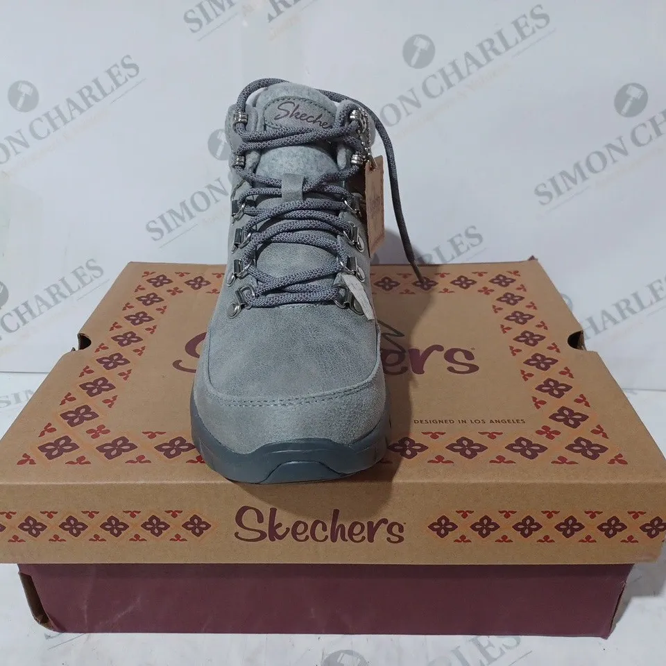 BOXED SKECHERS SYNERGY WARM TECH BOOTS, GREY - SIZE 5 