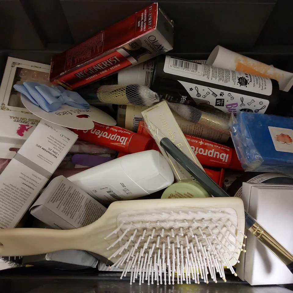 BOX OF APPROX 20 COSMETIC ITEMS TO INCLUDE PAUL MITCHELL MOISTURE MIST, MALIBU LIP CARE BALM AND OLAY REGENERIST