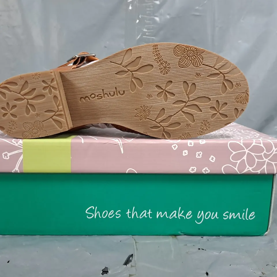 BOXED PAIR OF MOSHULU OPEN TOE LOW BLOCK HEEL SANDALS IN TAN SIZE UK 5
