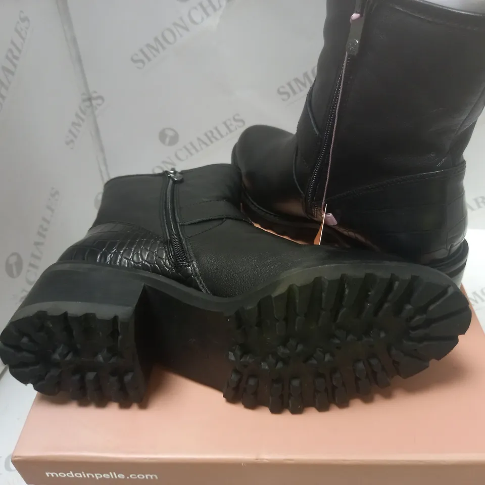 BOXED CORNELIA BLACK LEATHER SHORT BOOT - SIZE 7