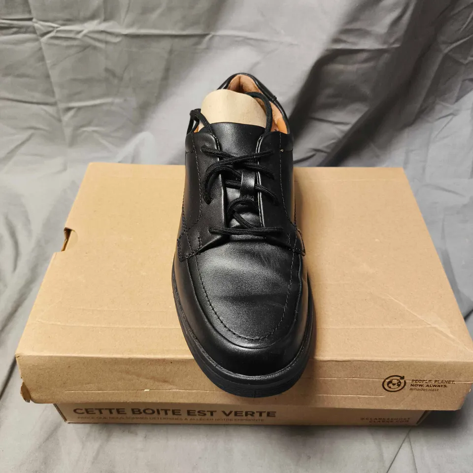 CLARKS UN ABODE EASE SHOES IN BLACK - 7
