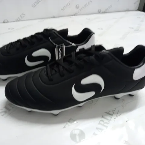 SONDICO BLACK FOOTBALL BOOTS - UK 8