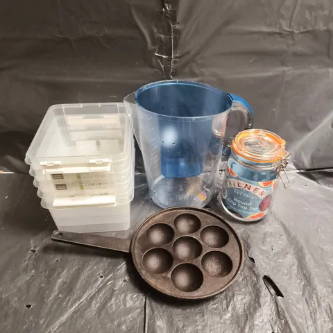 LARGE BOX OF APPROX 10 ASSORTED HOUSEHOLD ITEMS TO INCLUDE - EGG PAN - STORAGE BOXES - WATER JUG - ETC