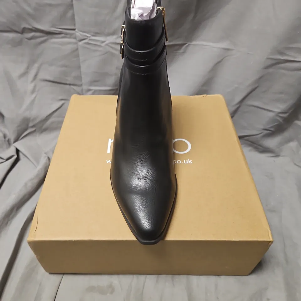 BOXED NOVO UK JOY BUCKLE DETAIL WESTERN HEELED BOOT – BLACK, UK 6