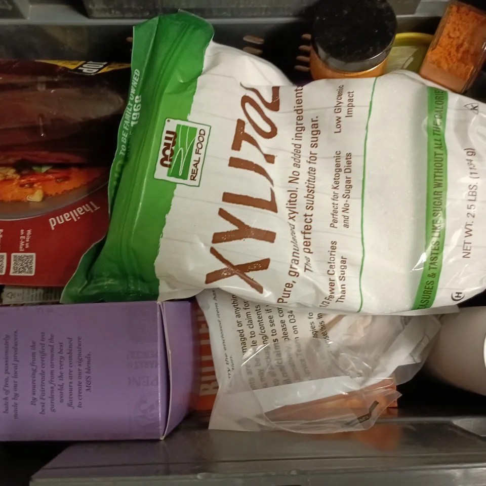 APPROXIMATELY 12 ASSORTED FOOD & DRINK ITEMS TO INCLUDE RED THAI CURRY SNACK MIX, DECAF EARL GREY, XYLITOL, ETC - COLLECTION ONLY
