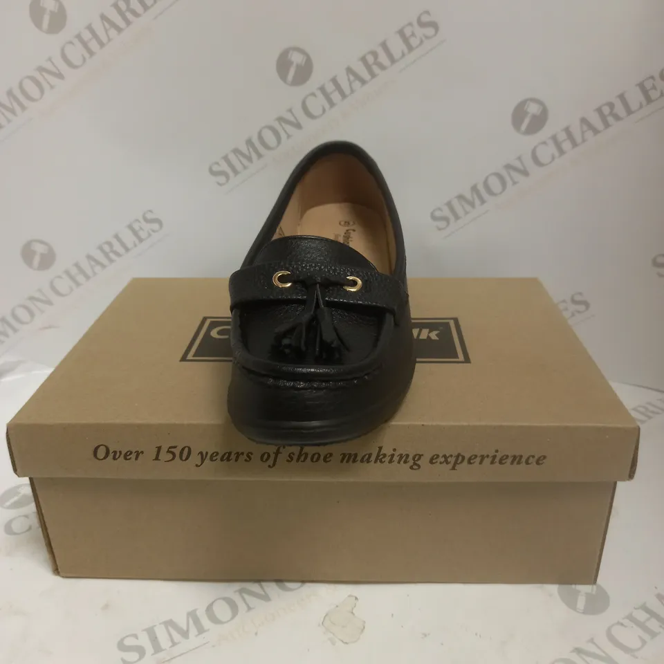 BOXED PAIR OF CUSHION WALK TASSLE LOAFERS - 5