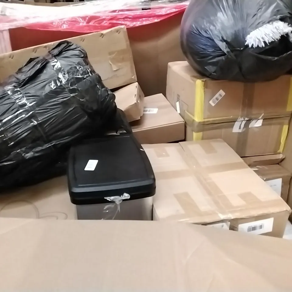 PALLET OF ASSORTED ITEMS TO INCLUDE: AIR FRYER, END TABLE, SHELVES, PLAYPEN, TOILET SEAT ECT