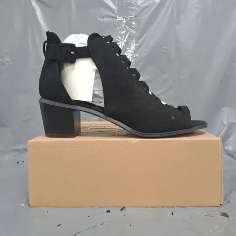 BOXED PAIR OF WHERE'S THAT FROM PEEP TOE LOW BLOCK HEEL SHOES IN BLACK SIZE UK 8
