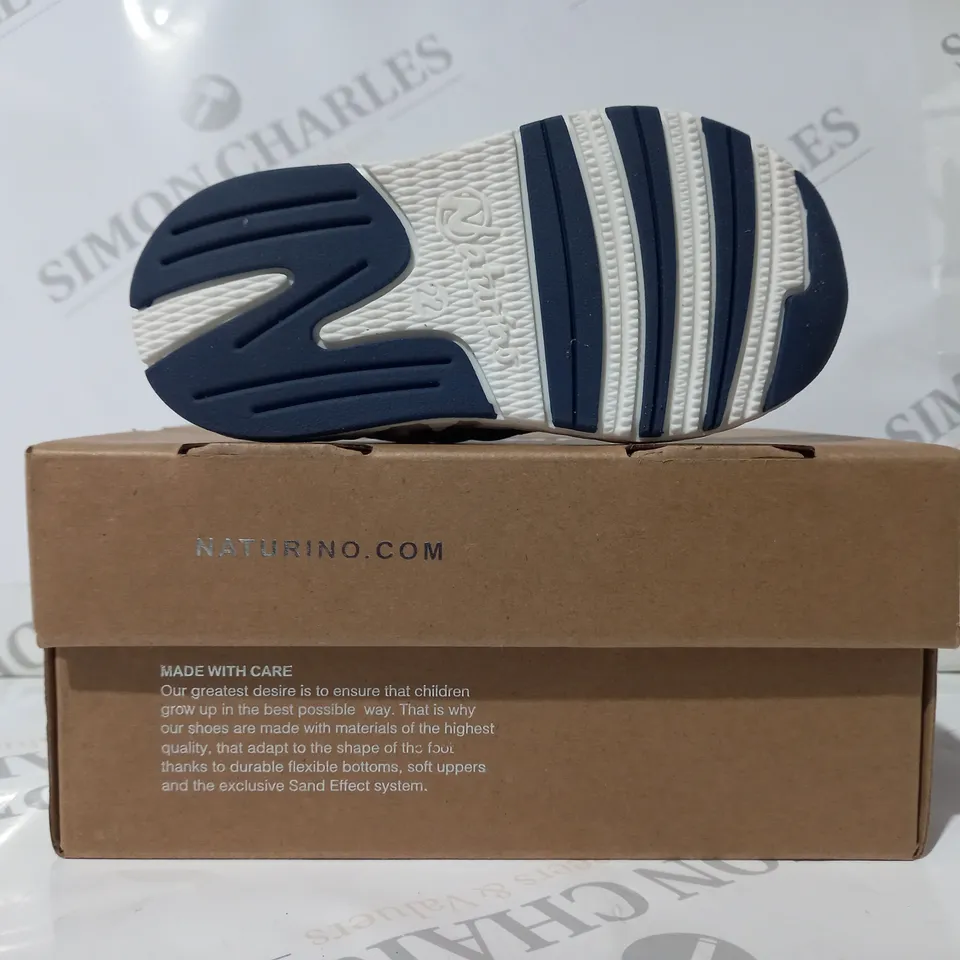 BOXED PAIR OF NATURINO JESKO KIDS SHOES IN GREEN/WHITE EU SIZE 22