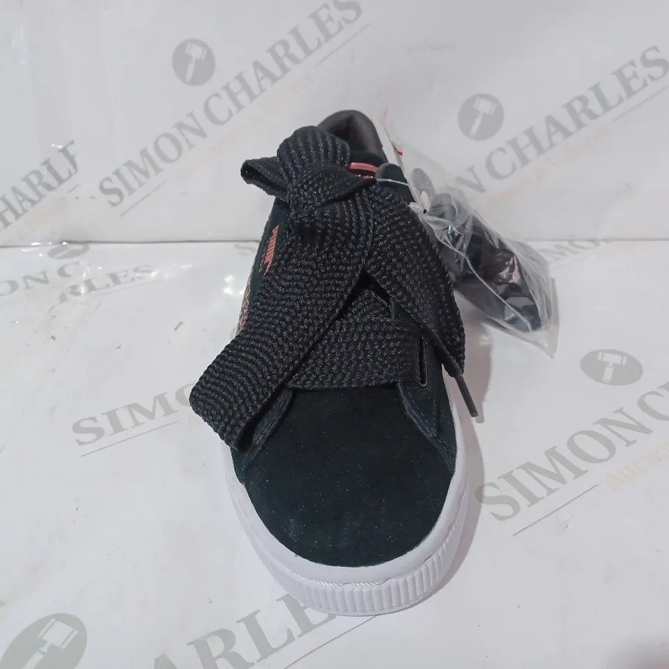 PAIR OF PUMA SUEDE TRAINERS IN BLACK/METALLIC ROSE UK SIZE 3