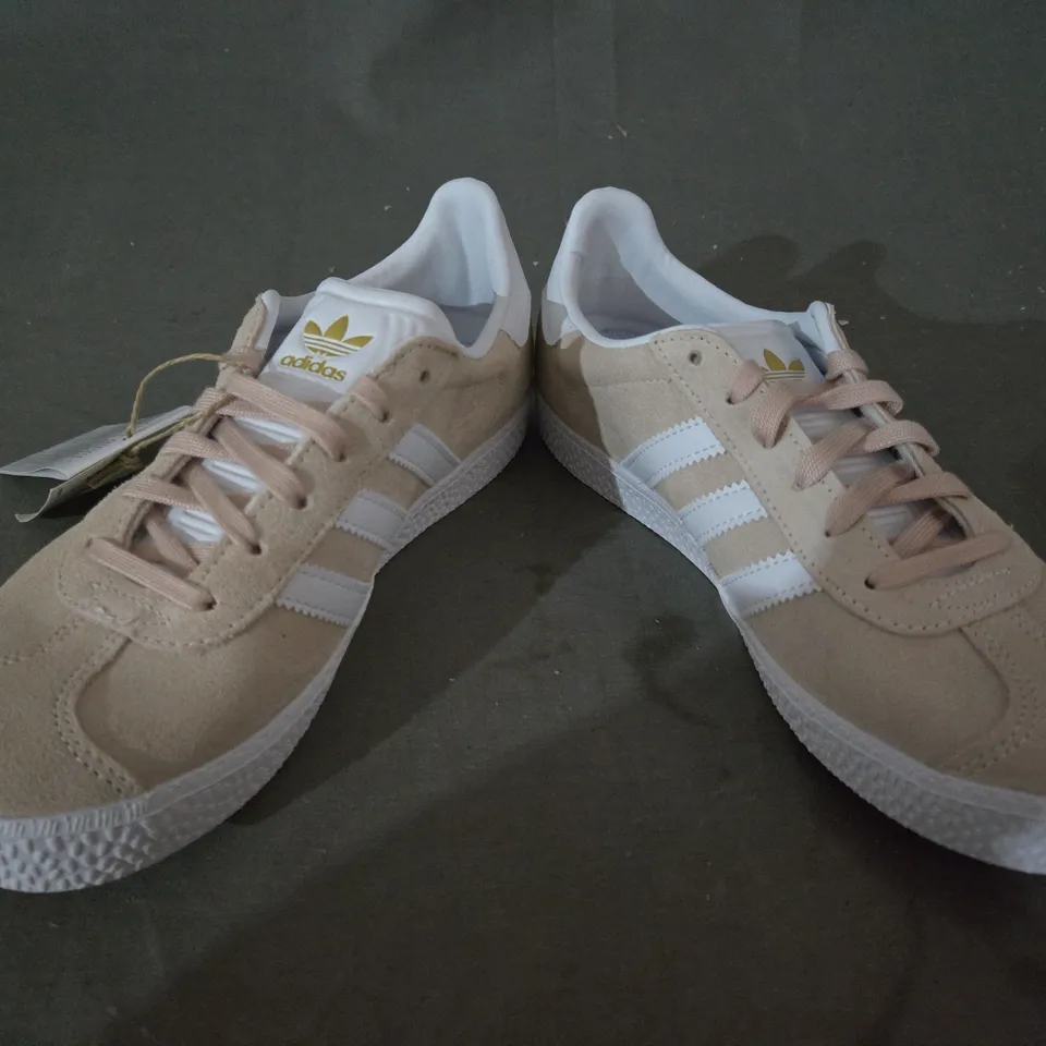 BOXED PAIR OF ADIDAS GAZELLE KID'S SHOES IN BEIGE/WHITE UK SIZE 3.5