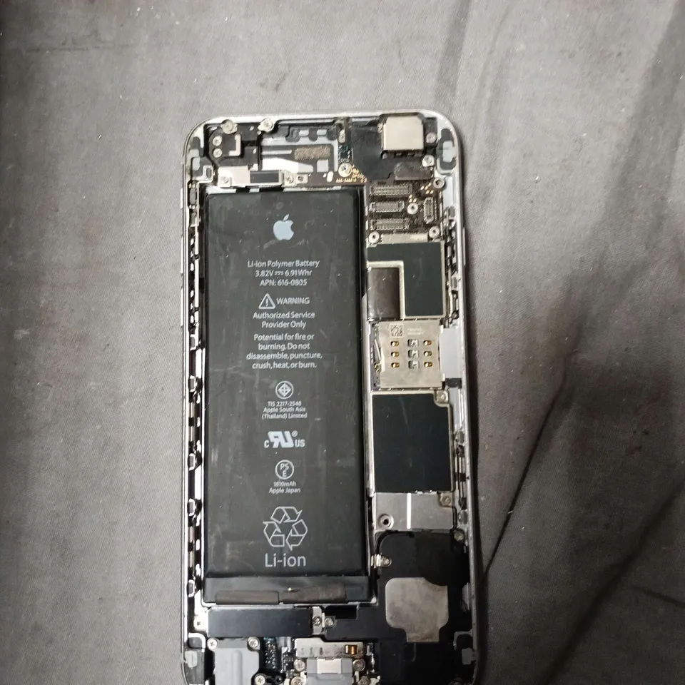 LOT OF APPROXIMATELY 45 ASSORTED PHONE/TABLET PARTS TO INCLUDE: IPHONE SHELLS