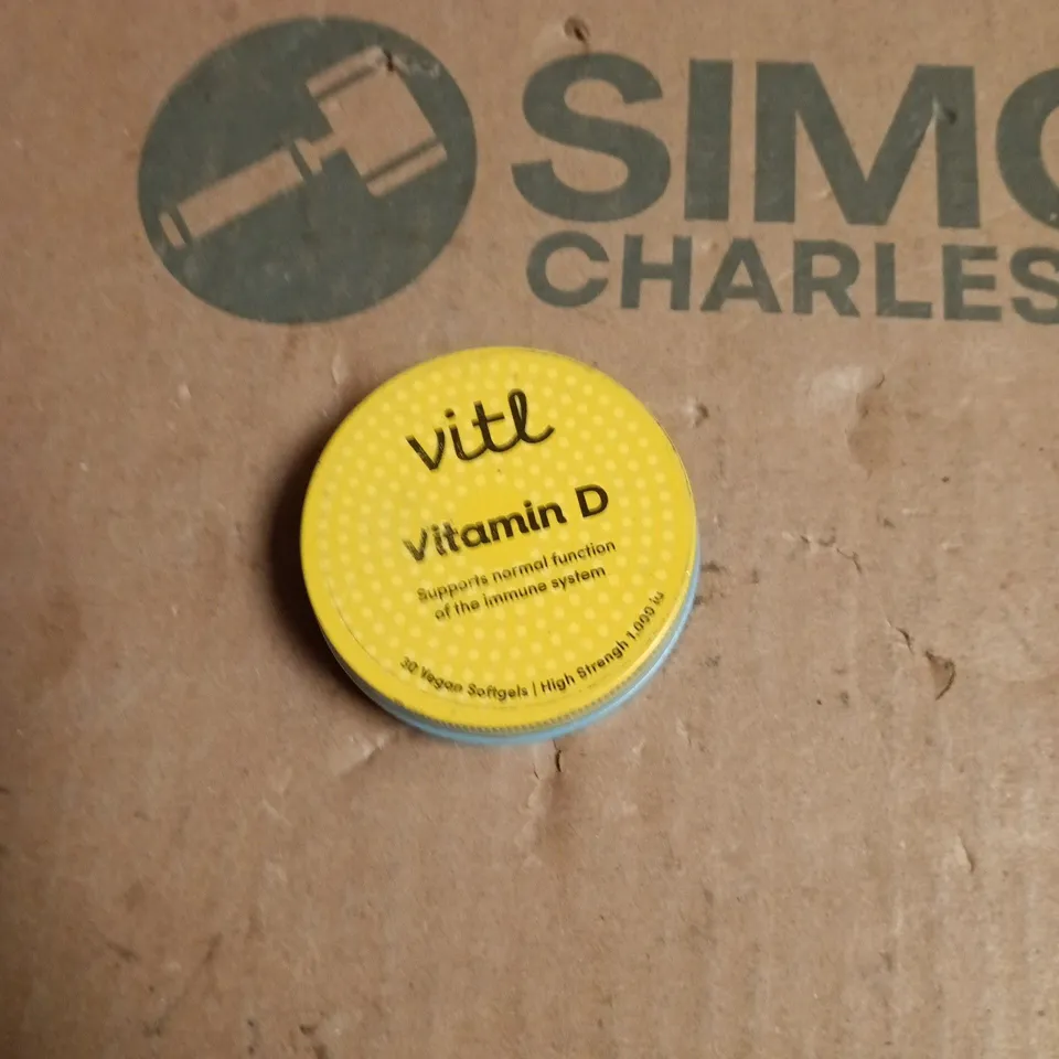 APPROXIMATELY 9 ASSORTED VITAMINS AND SUPPLEMENTS INCLUDING COCONUT COLLAGEN AND VITL VITAMIN D 