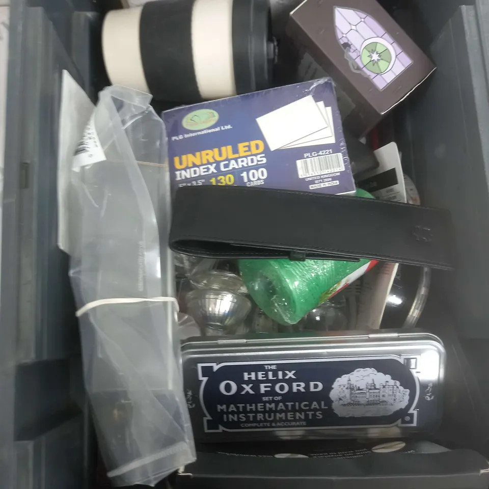 BOX OF APPROXIMATELY 15 ASSORTED ITEMS TO INCLUDE - YONEX SUPER GRAP, INDEX CARDS, COFFEE CUP ETC