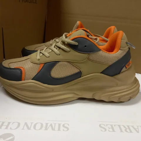 KOI KHAKI/ORANGE DETAILED VEGAN TRAINERS