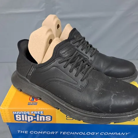 BOXED PAIR OF SKECHERS MENS WIDE FIT GARZA TRAINERS IN BLACK - UK 11