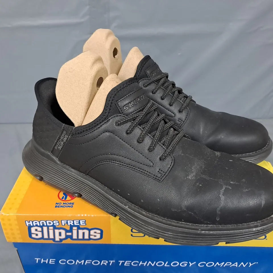 BOXED PAIR OF SKECHERS MENS WIDE FIT GARZA TRAINERS IN BLACK - UK 11