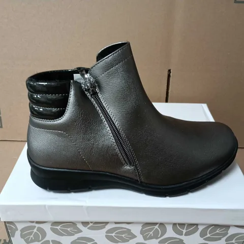 BOXED PAIR OF METALLIC GREY ANKLE BOOT WITH SIDE ZIP –SIZE 5