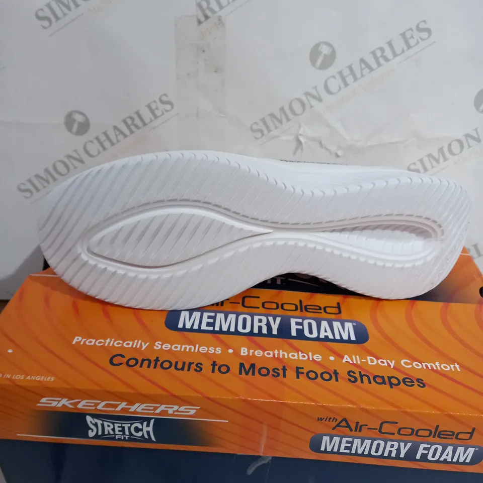 BOXED SKECHERS ULTRA FLEX TRAINERS, WHITE/BLACK - SIZE 11