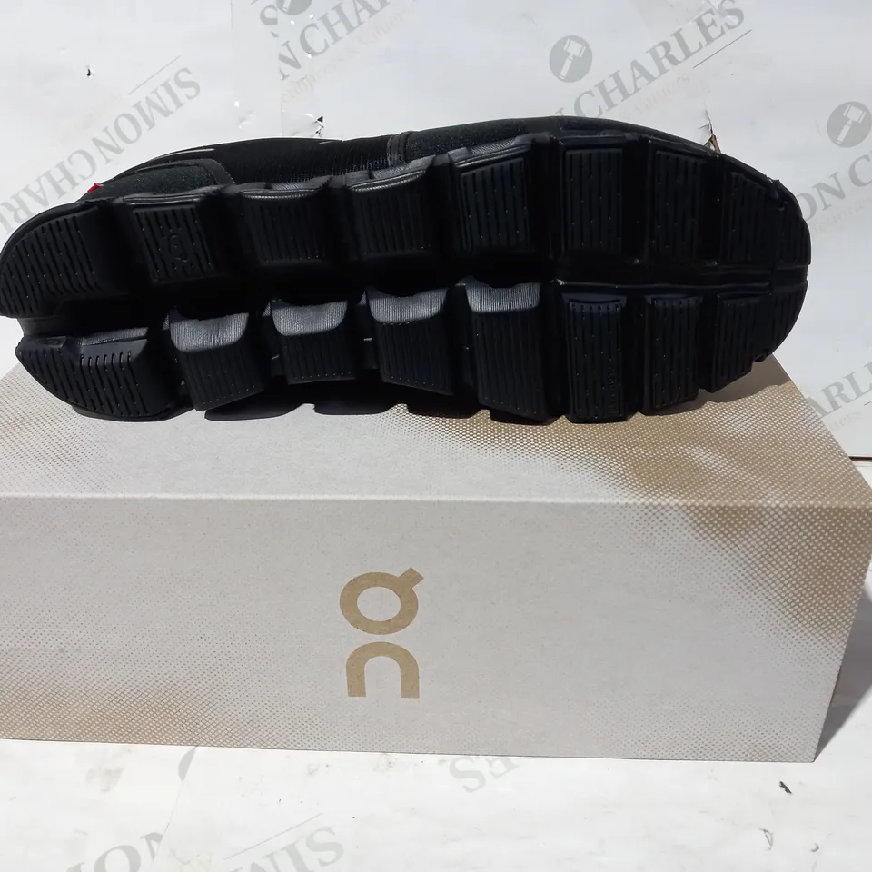 BOXED PAIR OF ON TRAINERS IN BLACK UK SIZE 12