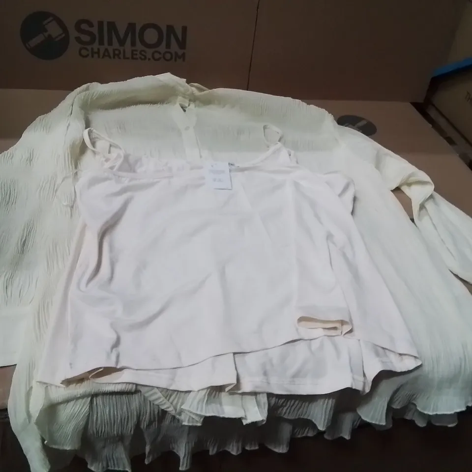 BOXED BRAND NEW APPROXIMATELY 10 JD WILLIAMS IVORY TEXTURED SHIRT SIZE 22