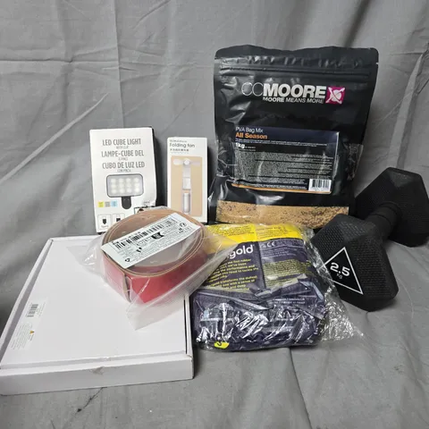APPROXIMATELY 8 ASSORTED HOUSEHOLD ITEMS TO INCLUDE 2.5KG DUMBELL, FOLDING FAN, LED CUBE LIGHT, ETC