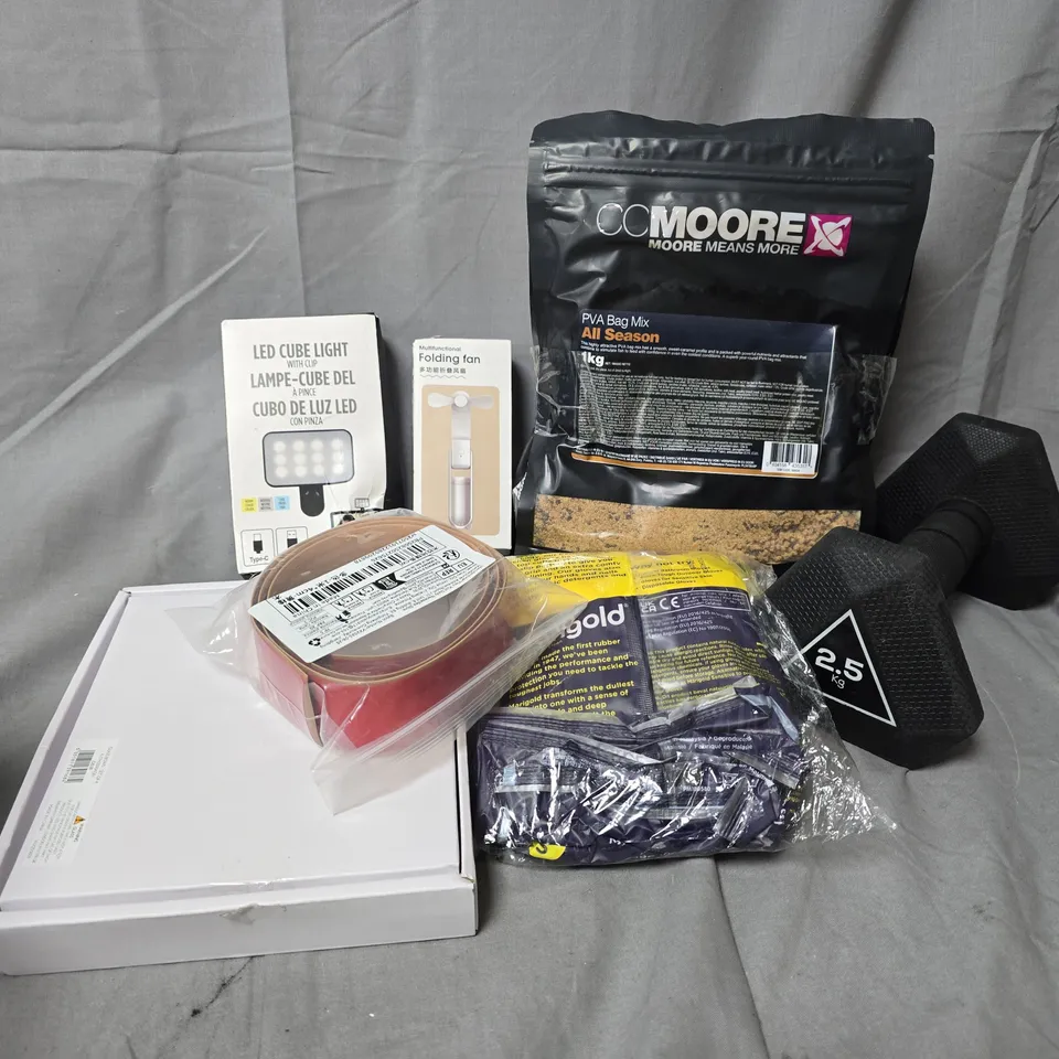 APPROXIMATELY 8 ASSORTED HOUSEHOLD ITEMS TO INCLUDE 2.5KG DUMBELL, FOLDING FAN, LED CUBE LIGHT, ETC