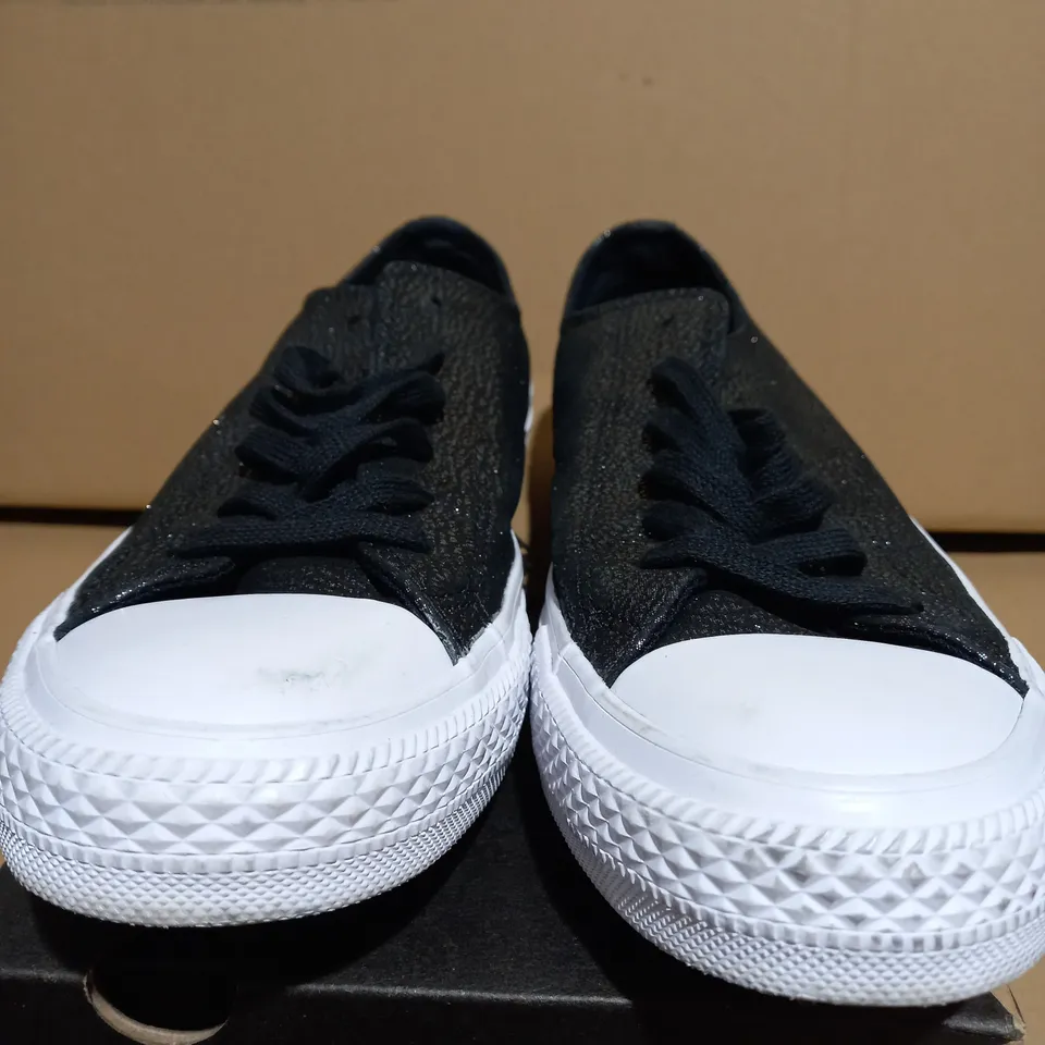 CONVERSE ALL STAR WOMENS SHOE - SIZE 6