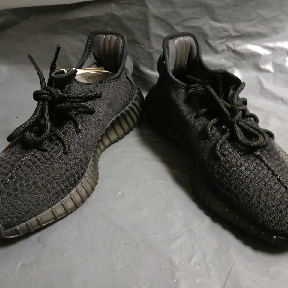 BOXED PAIR OF ADIDAS YEEZY BOOST 350 V2 SHOES IN ONYX UK SIZE 7.5