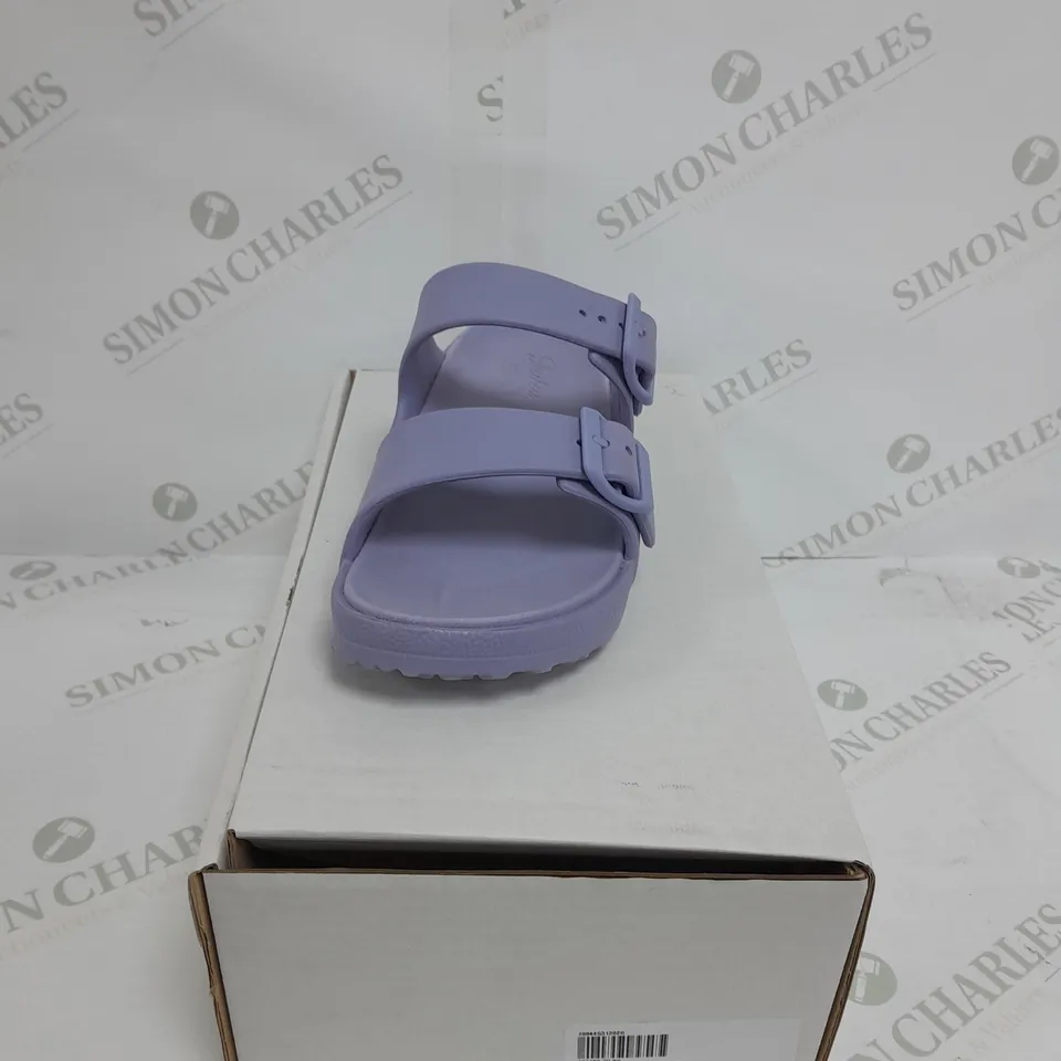 BOXED PAIR OF SKECHERS ARCH FIT FOAMIES SLIDE SANDALS IN LAVENDER SIZE 6