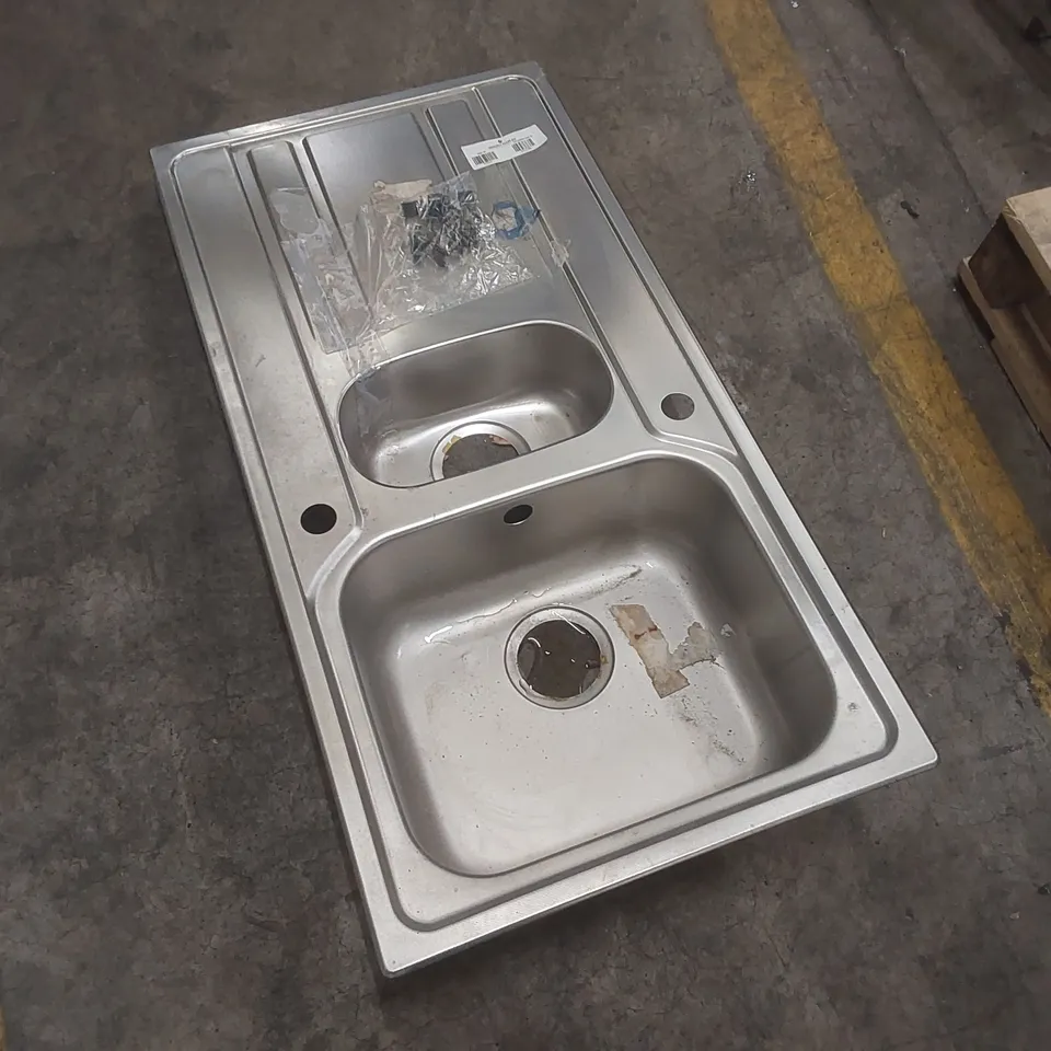STAINLESS STEEL 1.5 BOWL KITCHEN SINK WITH A TEXTURED DRAINER FINISH