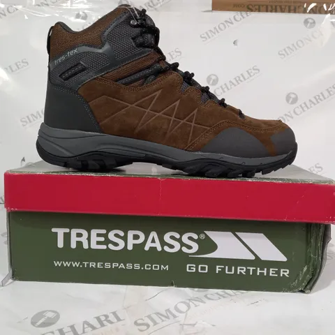 BOXED PAIR OF TRESPASS TRES-TEX BOOTS IN BROWN UK SIZE 10