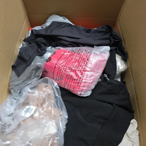 APPROX 20 ASSORTED CLOTHING ITEMS TO INCLUDE T-SHIRTS, DRESSES, SHORTS ETC
