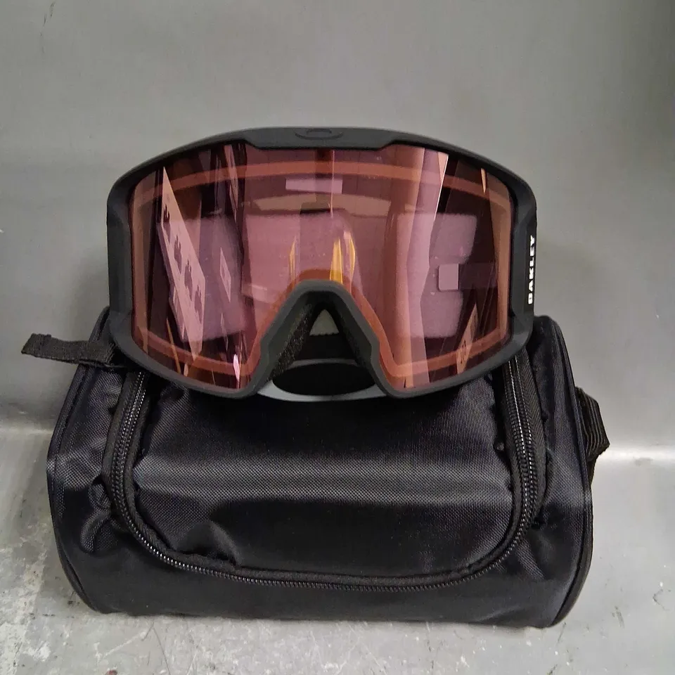 BOXED OAKLEY SNOW GOGGLES