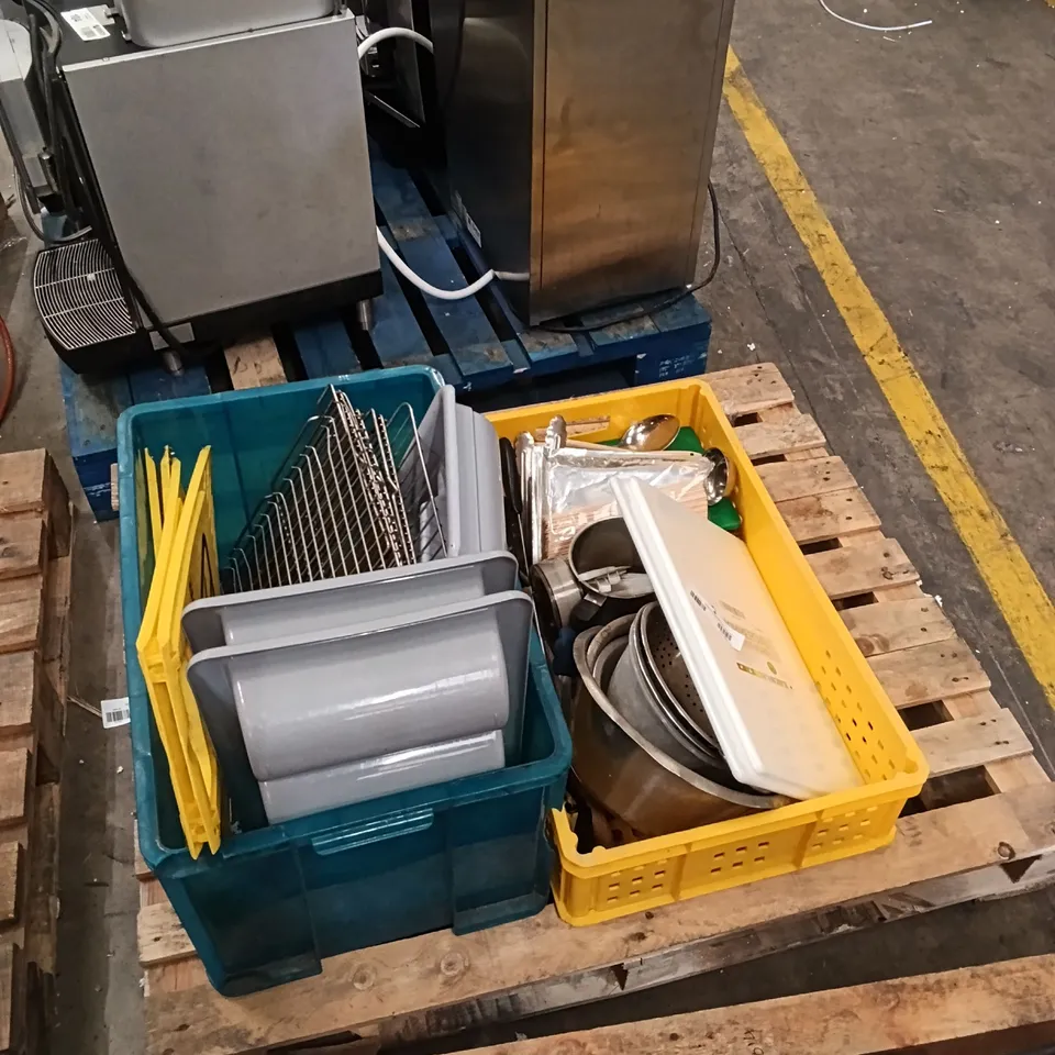 PALLET OF CATERING UTENSILS, BOWLS, CHOPPING BOARDS ETC.