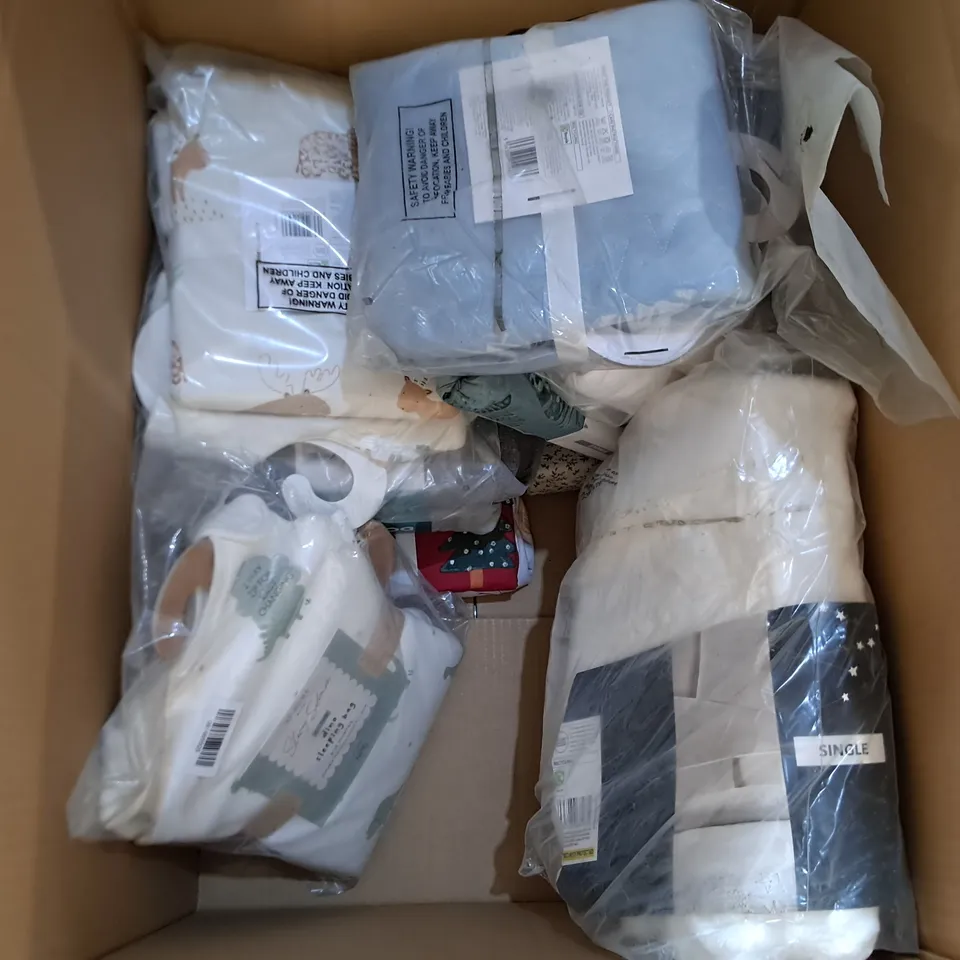 LOT OF APPROXIMATELY 15 ASSORTED BEDDING AND SOFT FURNISHING ITEMS TO INCLUDE FILLED CUSHIONS AND DUVET SETS 