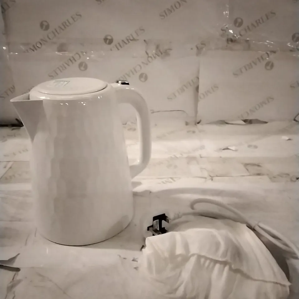 BOXED RUSSELL HOBBS WHITE HONEYCOMB KETTLE