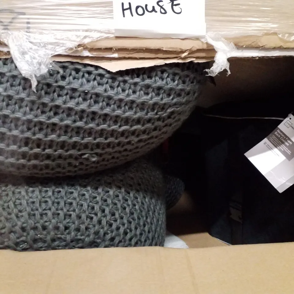 PALLET CONTAINING ASSORTED CUSHIONS, BEAN BAGS & MATTRESS PROTECTOR 