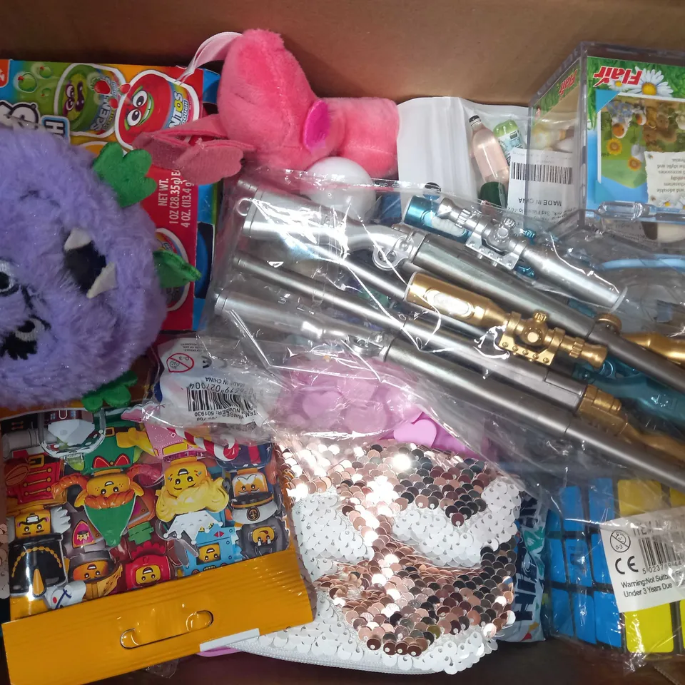 BOX OF APPROXIMATELY 10 ASSORTED TOYS AND GAMES TO INCLUDE HOTWHEELS CAR, COLOURING PENCILS, POP STRANGER THINGS - EDDIE KEYCHAIN, ETC