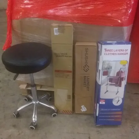 PALLET OF ASSORTED ITEMS INCLUDING BAR STOOLS, LAUNDRY BASKET, CLOTHES HANGER, SHOVEL CARRY BAG