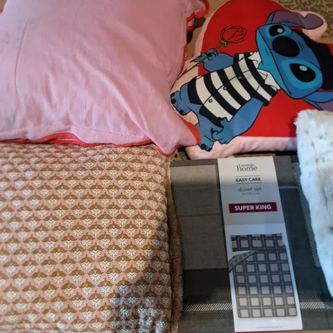 LOT OF APPROXIMATELY 13 ASSORTED BEDDING AND SOFT FURNISHING  ITEMS TO INCLUDE BEDDING, CUSHIONS AND GUEST TOWEL