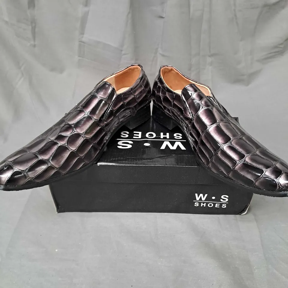 BOX OF APPROXIMATELY 12 PAIRS OF MENS SHOES IN BLACK ANIMAL - VARIOUS SIZES
