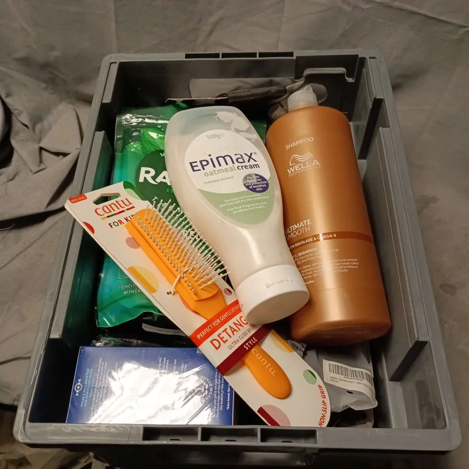 APPROXIMATELY 18 ASSORTED COSMETIC ITEMS TO INCLUDE RADOX, EPIMAX, DETANGLE BRUSH, SEWING ELASTICS, WELLA SHAMPOO ETC