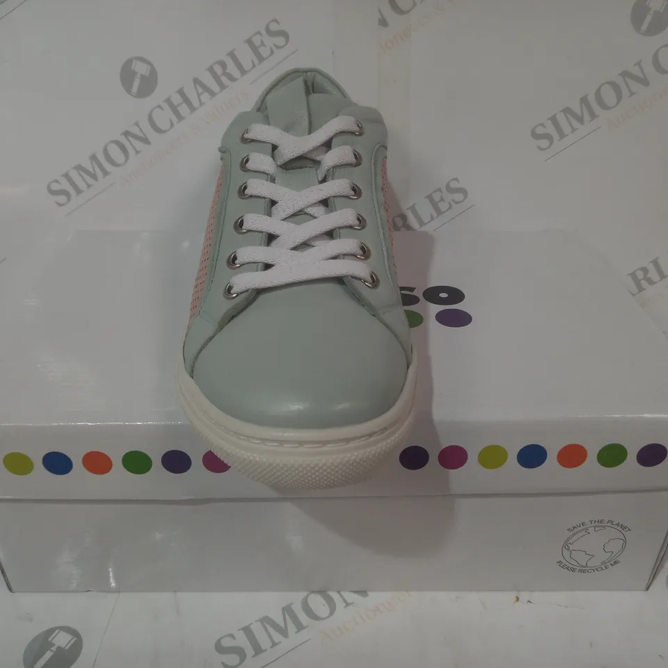 BOXED PAIR OF ADESSO SHOES IN MINT GEEN SIZE 6